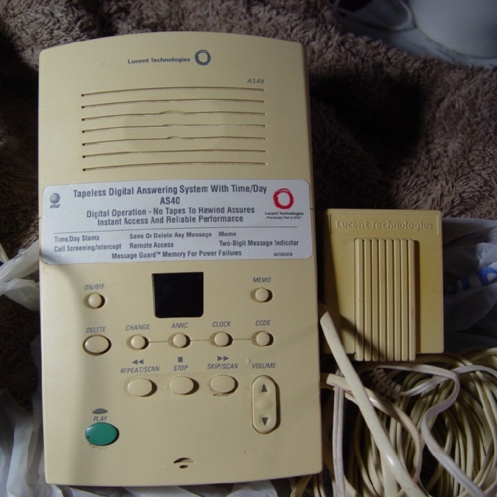 Lucent Technologies Tapeless Digital Answering System with Time/Day AS40